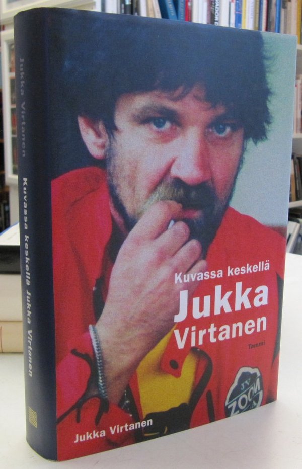 Virtanen Jukka: Kuvassa keskellä Jukka Virtanen